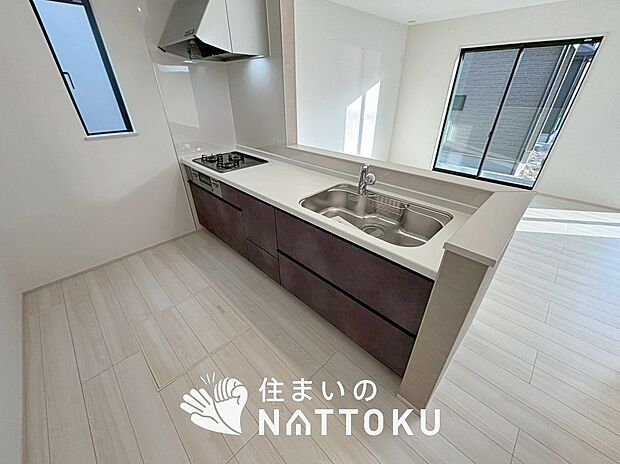 現地写真(キッチン)
収納たっぷりのシステムキッチン、浄水器付水栓を標準装備しています。