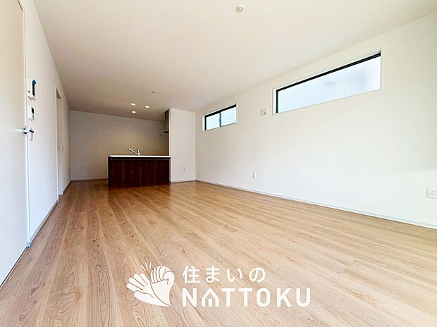 現地写真(リビング)
フローリング材には、木目、色調など木材特有の風合いがあり、ナチュラルな美しさになっています。