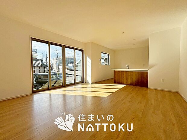 現地写真(リビング)
フローリング材には、木目、色調など木材特有の風合いがあり、ナチュラルな美しさになっています。