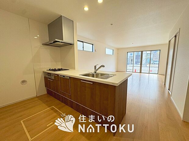 現地写真(キッチン)
収納たっぷりのシステムキッチン、浄水器付水栓を標準装備しています。