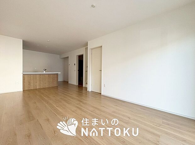 現地写真(リビング)
フローリング材には、木目、色調など木材特有の風合いがあり、ナチュラルな美しさになっています。