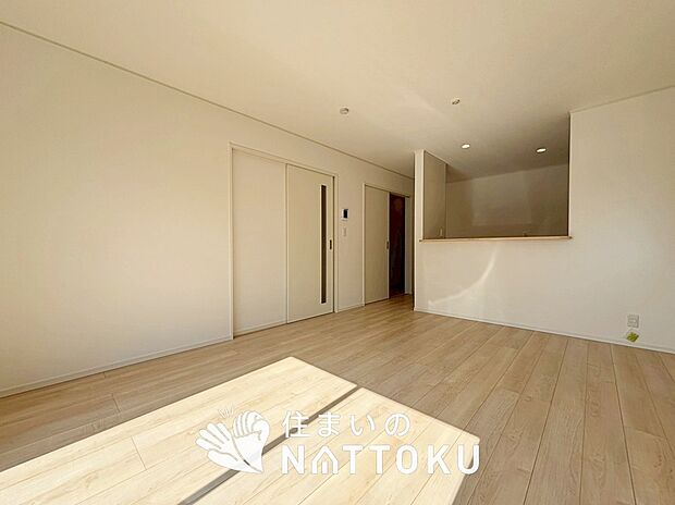 現地写真(リビング)
フローリング材には、木目、色調など木材特有の風合いがあり、ナチュラルな美しさになっています。