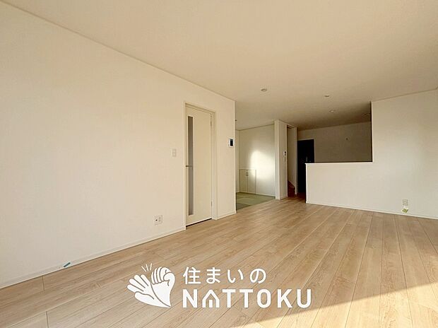 現地写真(リビング)
フローリング材には、木目、色調など木材特有の風合いがあり、ナチュラルな美しさになっています。