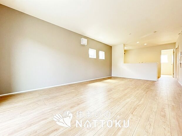 現地写真(リビング)
フローリング材には、木目、色調など木材特有の風合いがあり、ナチュラルな美しさになっています。