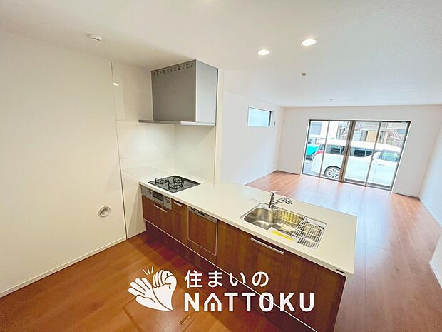 現地写真(キッチン)
収納たっぷりのシステムキッチン、浄水器付水栓を標準装備しています。