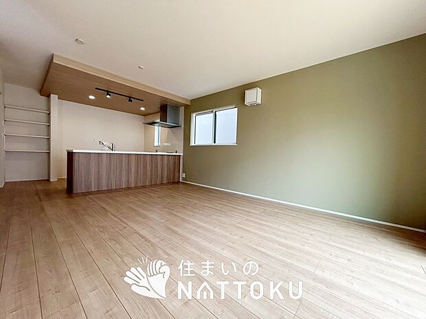 現地写真(リビング)
フローリング材には、木目、色調など木材特有の風合いがあり、ナチュラルな美しさになっています。