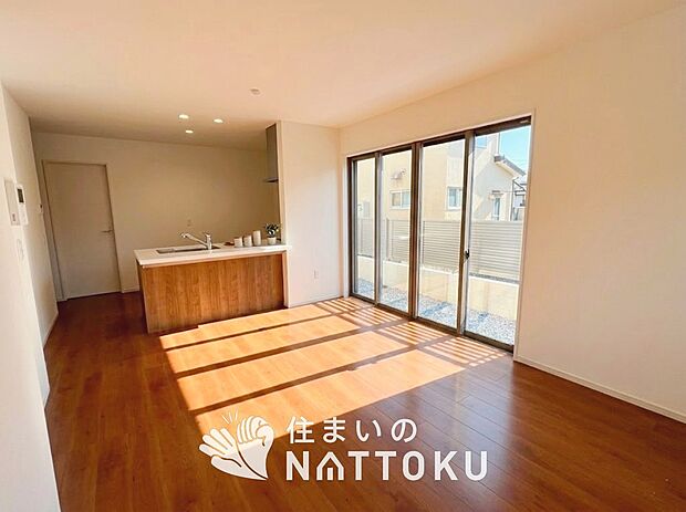 現地写真(リビング)
フローリング材には、木目、色調など木材特有の風合いがあり、ナチュラルな美しさになっています。