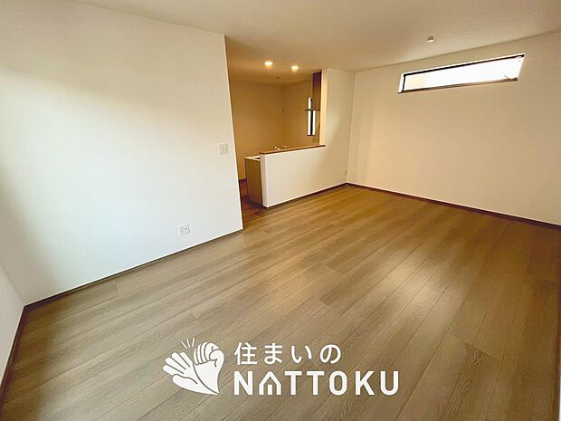 現地写真(リビング)
フローリング材には、木目、色調など木材特有の風合いがあり、ナチュラルな美しさになっています。