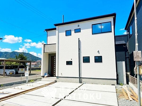 現地写真（街並み）
全３邸
駐車３台可能
