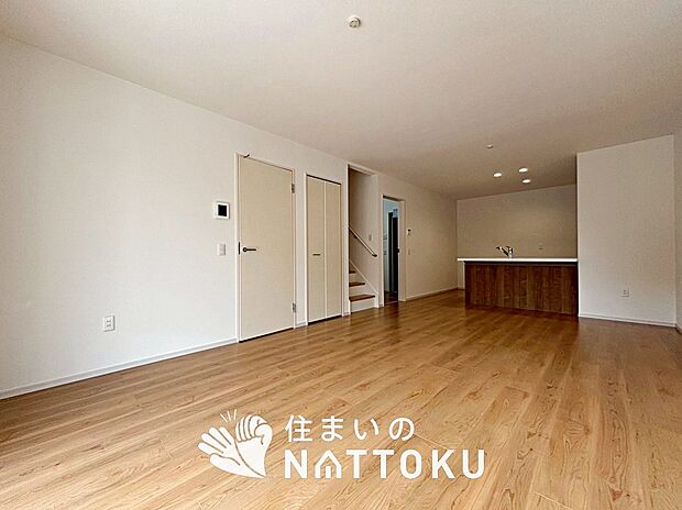 現地写真(リビング)
フローリング材には、木目、色調など木材特有の風合いがあり、ナチュラルな美しさになっています。