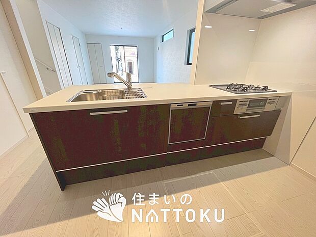 現地写真(キッチン)
収納たっぷりのシステムキッチン、浄水器付水栓を標準装備しています。