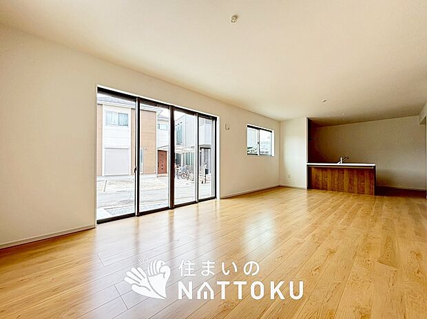 現地写真(リビング)
フローリング材には、木目、色調など木材特有の風合いがあり、ナチュラルな美しさになっています。