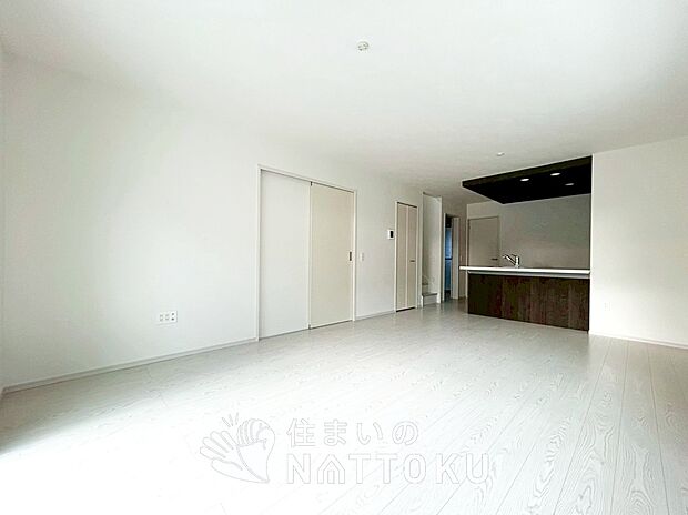 現地写真(リビング)
フローリング材には、木目、色調など木材特有の風合いがあり、ナチュラルな美しさになっています。