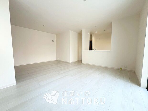 現地写真(リビング)
フローリング材には、木目、色調など木材特有の風合いがあり、ナチュラルな美しさになっています。