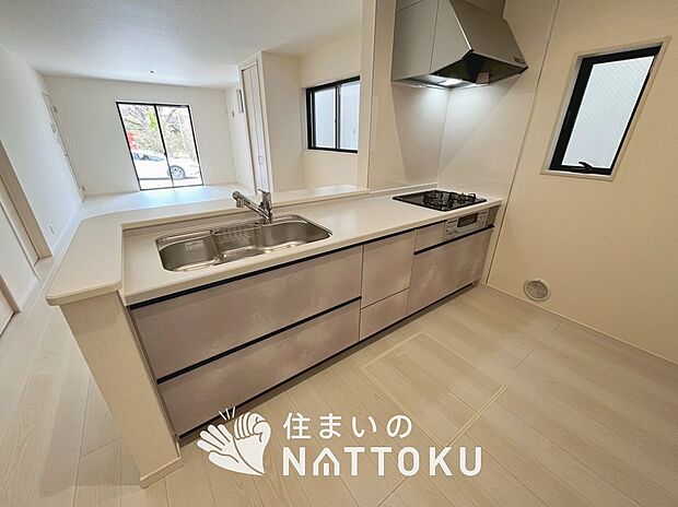 現地写真(キッチン)
収納たっぷりのシステムキッチン、浄水器付水栓を標準装備しています。