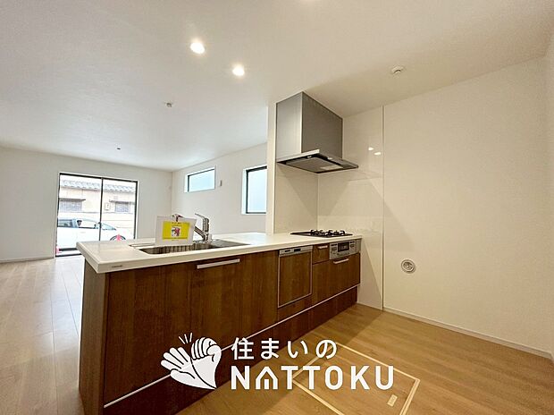 現地写真(キッチン)
収納たっぷりのシステムキッチン、浄水器付水栓を標準装備しています。