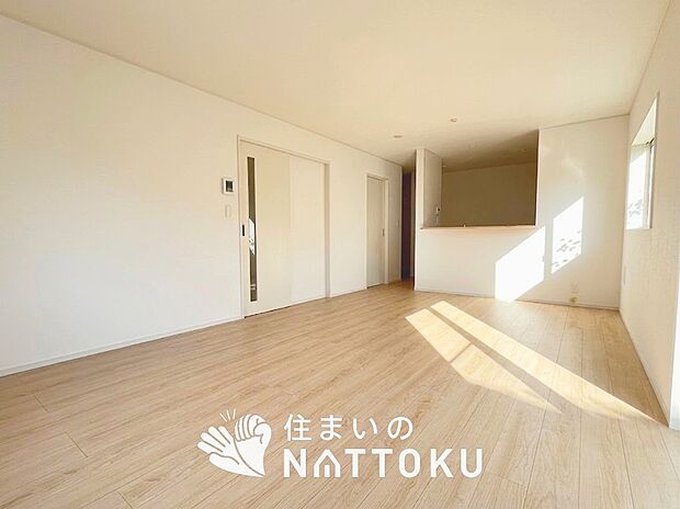 現地写真(リビング)
フローリング材には、木目、色調など木材特有の風合いがあり、ナチュラルな美しさになっています。