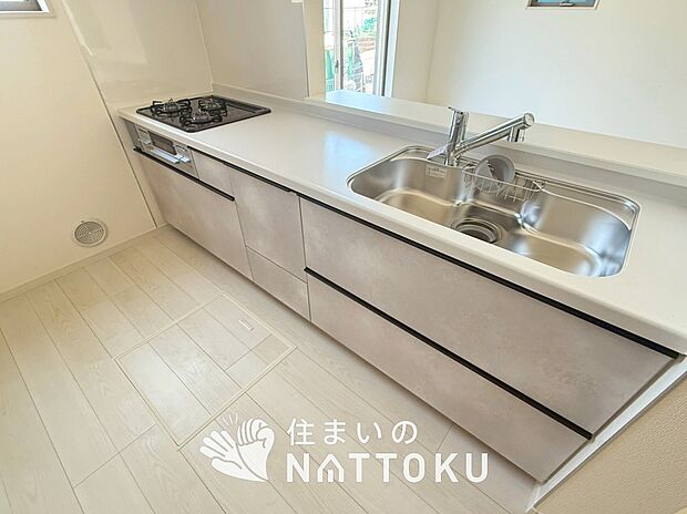 現地写真(キッチン)
収納たっぷりのシステムキッチン、浄水器付水栓を標準装備しています。