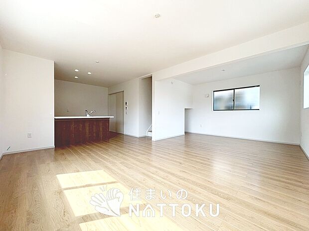 現地写真(リビング)
フローリング材には、木目、色調など木材特有の風合いがあり、ナチュラルな美しさになっています。