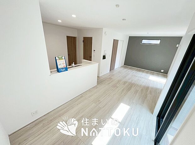 現地写真(リビング)
フローリング材には、木目、色調など木材特有の風合いがあり、ナチュラルな美しさになっています。