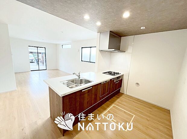 現地写真(キッチン)
収納たっぷりのシステムキッチン、浄水器付水栓を標準装備しています。