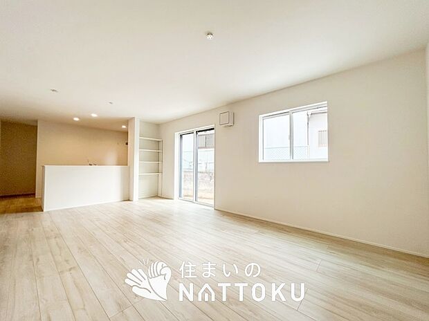 現地写真（リビング）
フローリング材には、木目、色調など木材特有の風合いがあり、ナチュラルな美しさになっています。
