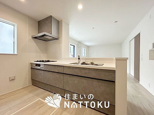 現地写真（キッチン）
収納たっぷりのシステムキッチン、浄水器付水栓を標準装備しています。
