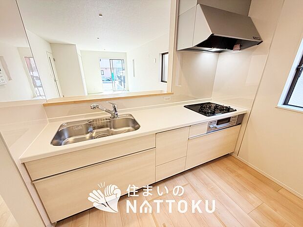 現地写真(キッチン)
収納たっぷりのシステムキッチン、浄水器付水栓を標準装備しています。