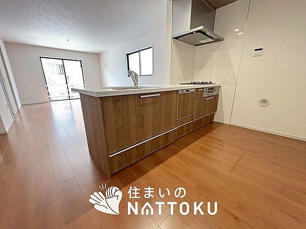 現地写真（キッチン）
収納たっぷりのシステムキッチン、浄水器付水栓を標準装備しています。