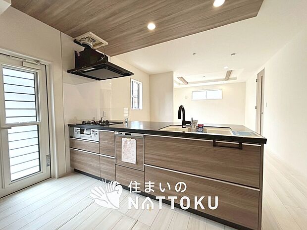 現地写真(キッチン)
収納たっぷりのシステムキッチン、浄水器付水栓を標準装備しています。