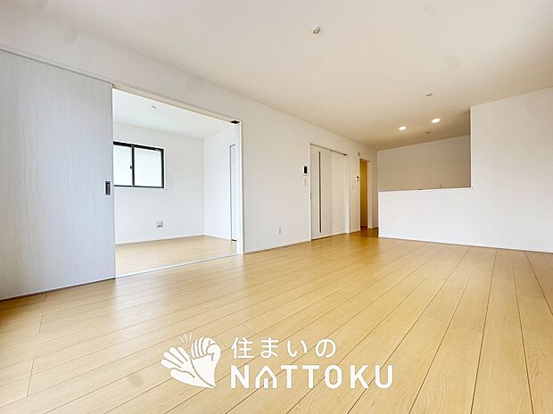 現地写真(リビング)
フローリング材には、木目、色調など木材特有の風合いがあり、ナチュラルな美しさになっています。