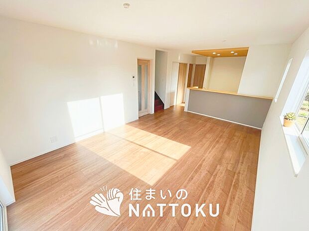 現地写真（リビング）
フローリング材には、木目、色調など木材特有の風合いがあり、ナチュラルな美しさになっています。
