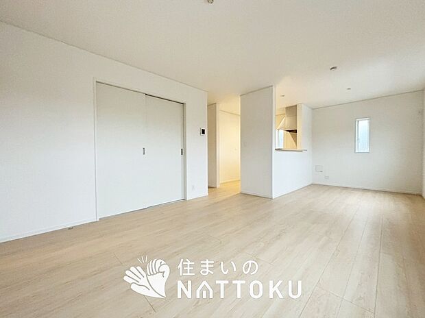 現地写真（リビング）
フローリング材には、木目、色調など木材特有の風合いがあり、ナチュラルな美しさになっています。
