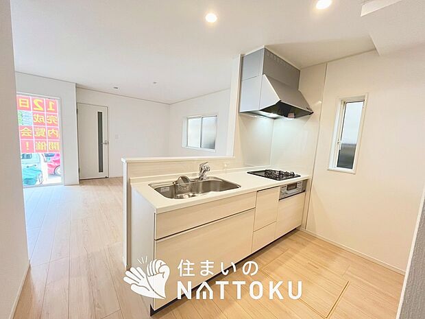 現地写真（キッチン）
収納たっぷりのシステムキッチン、浄水器付水栓を標準装備しています。
