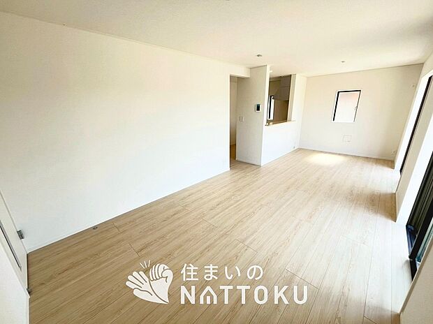 現地写真(リビング)
フローリング材には、木目、色調など木材特有の風合いがあり、ナチュラルな美しさになっています。