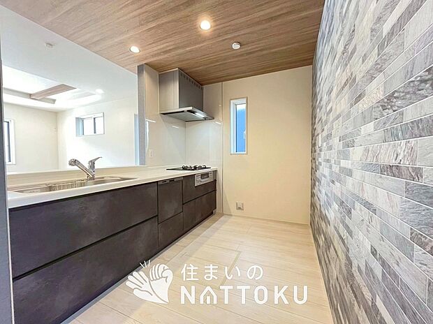 現地写真（キッチン）
収納たっぷりのシステムキッチン、浄水器付水栓を標準装備しています。
