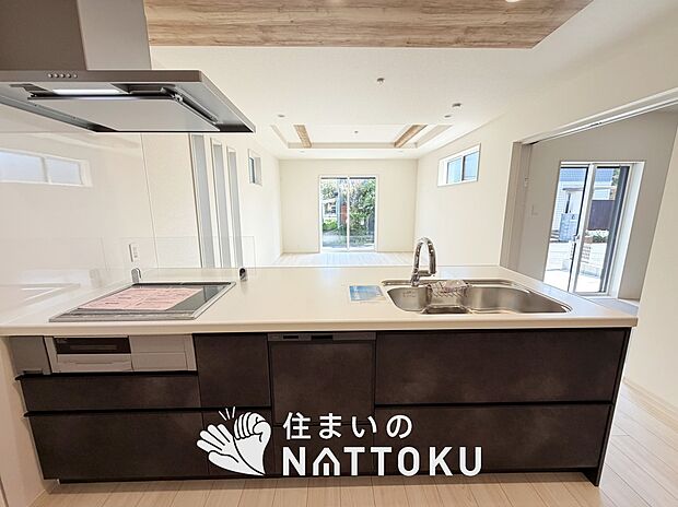 現地写真(キッチン)
収納たっぷりのシステムキッチン、浄水器付水栓を標準装備しています。