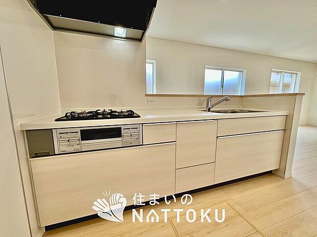 現地写真(キッチン)
収納たっぷりのシステムキッチン、浄水器付水栓を標準装備しています。