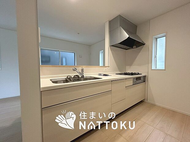 現地写真(キッチン)
収納たっぷりのシステムキッチン、浄水器付水栓を標準装備しています。