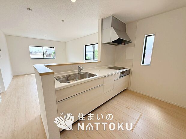現地写真(キッチン)
収納たっぷりのシステムキッチン、浄水器付水栓を標準装備しています。