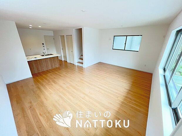 現地写真(リビング)
フローリング材には、木目、色調など木材特有の風合いがあり、ナチュラルな美しさになっています。
