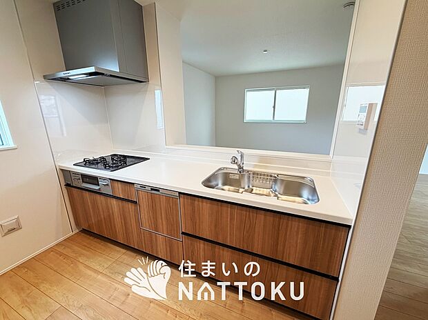 現地写真(キッチン)
収納たっぷりのシステムキッチン、浄水器付水栓を標準装備しています。