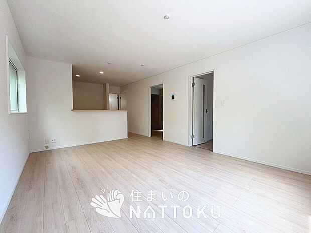 現地写真(リビング)
フローリング材には、木目、色調など木材特有の風合いがあり、ナチュラルな美しさになっています。