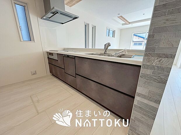 現地写真(キッチン)
収納たっぷりのシステムキッチン、浄水器付水栓を標準装備しています。