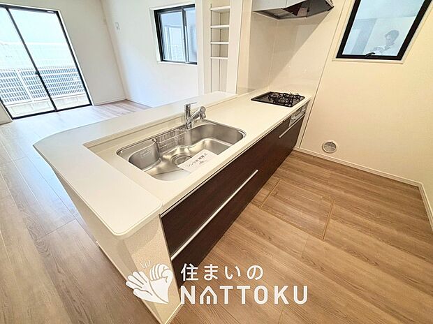 現地写真(キッチン)
収納たっぷりのシステムキッチン、浄水器付水栓を標準装備しています。