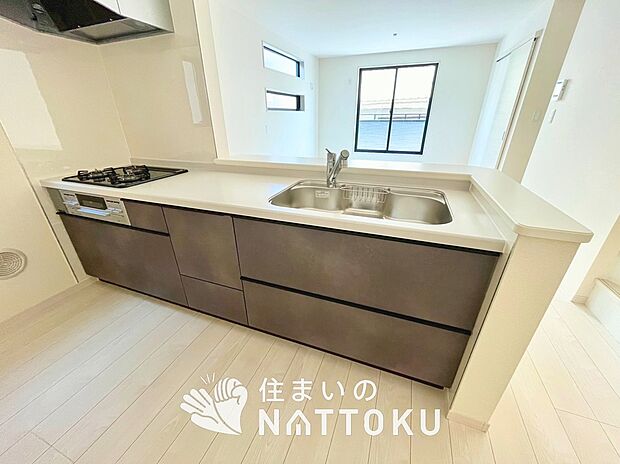 現地写真（キッチン）
収納たっぷりのシステムキッチン、浄水器付水栓を標準装備しています。
