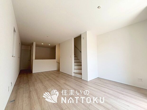 現地写真(リビング)
フローリング材には、木目、色調など木材特有の風合いがあり、ナチュラルな美しさになっています。