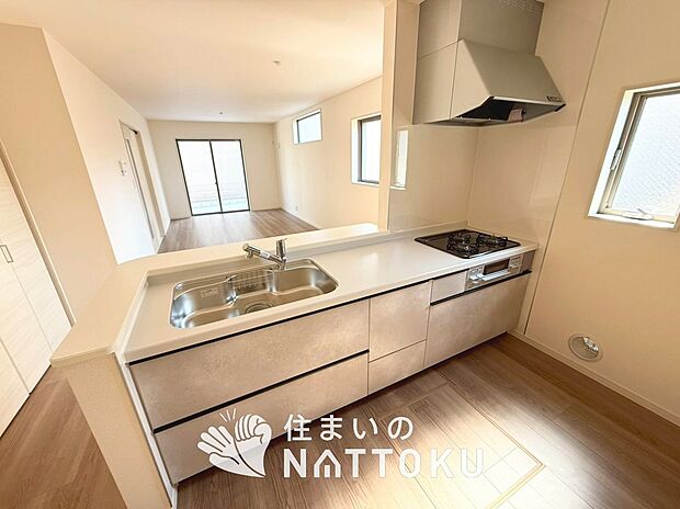 現地写真（キッチン）
収納たっぷりのシステムキッチン、浄水器付水栓を標準装備しています。

