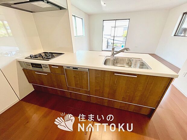 現地写真（キッチン）
収納たっぷりのシステムキッチン、浄水器付水栓を標準装備しています。
