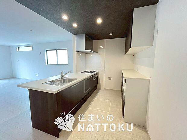 現地写真(キッチン)
収納たっぷりのシステムキッチン、浄水器付水栓を標準装備しています。